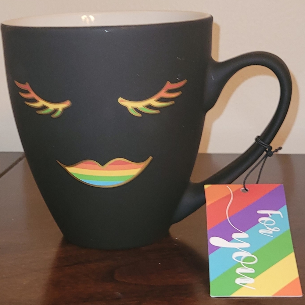Black mug lips and eye